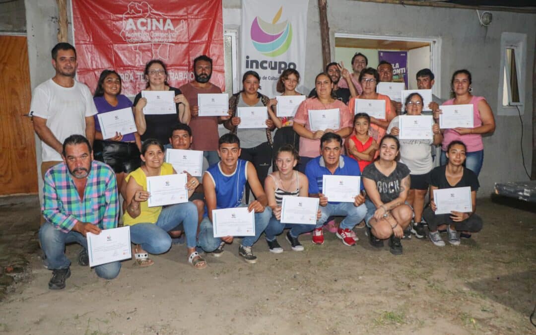 Alfabetización digital en comunidades rurales: entrega de certificados a jóvenes del norte de Santa Fe