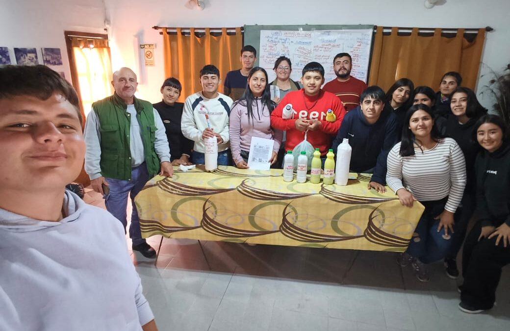 Jóvenes rurales santiagueños se capacitan en sanidad animal agroecológica y uso de bioinsumos